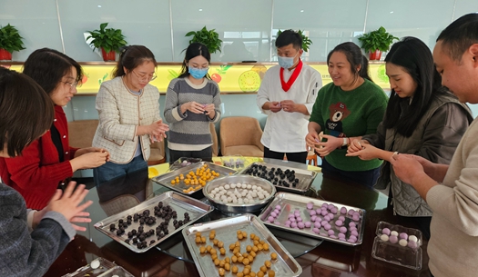滾湯圓、猜燈謎、制花燈~~元宵節(jié)就要這樣過